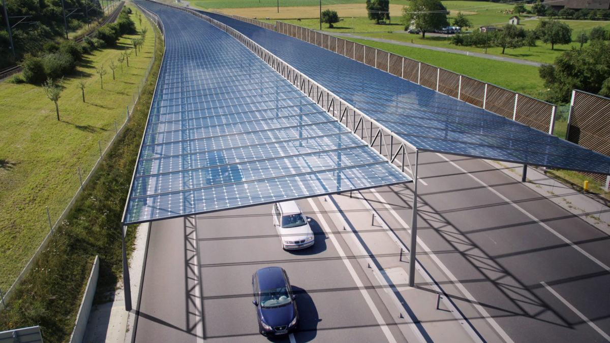Proyecto austriaco de una autopista cubierta por paneles solares.