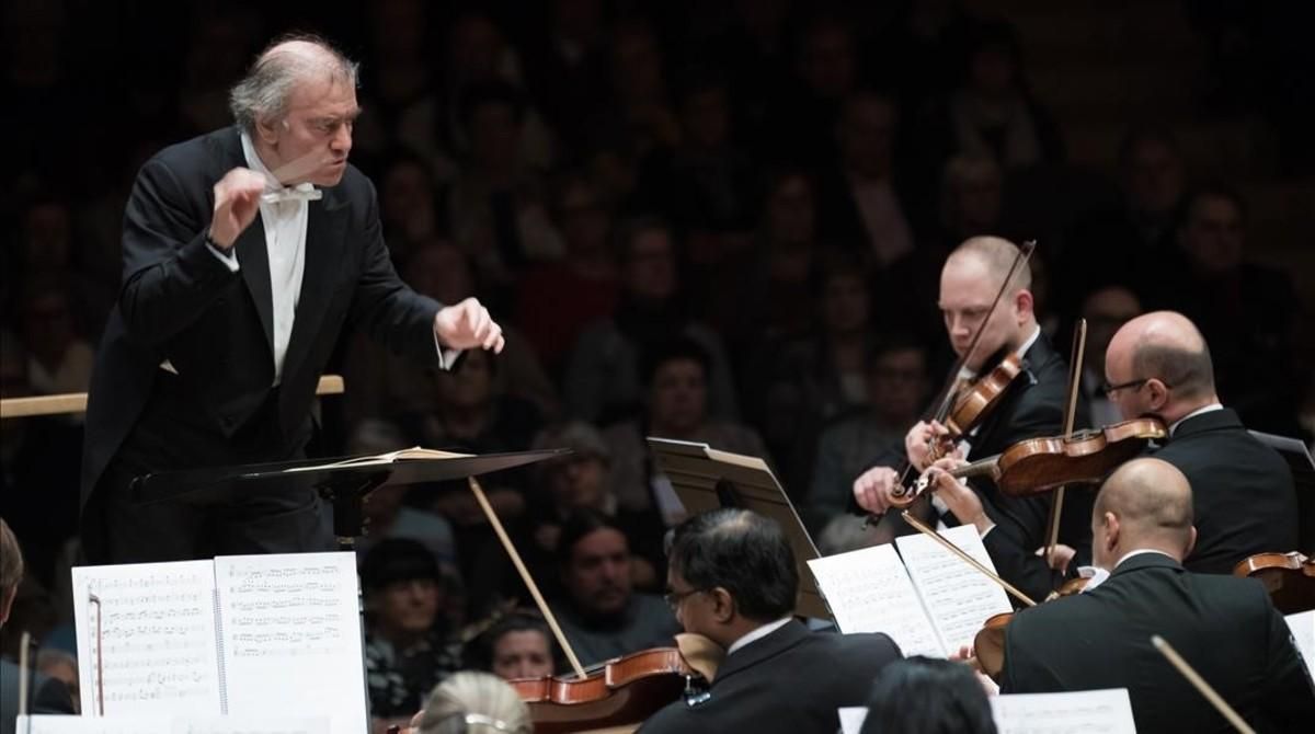 El maestro Valery Gergiev, en el Auditori, durante el concierto que reunió a la OBC y la orquesta del Mariinski. El maestro Valery Gergiev, en el Auditori, durante el concierto que reunió a la OBC y la orquesta del Mariinski.