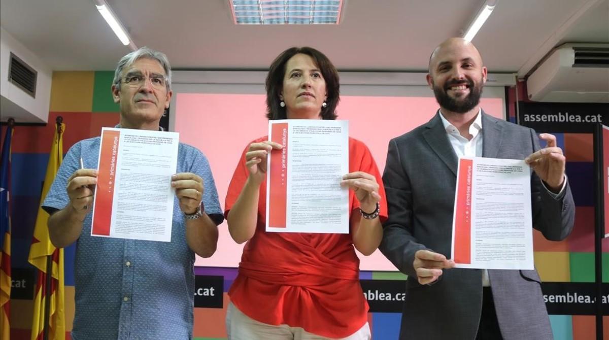 La presidenta de la ANC, Elisenda Paluzie, junto a Jordi Graupera y el promotor de Primàries per la República, Josep Manel Ximenis.