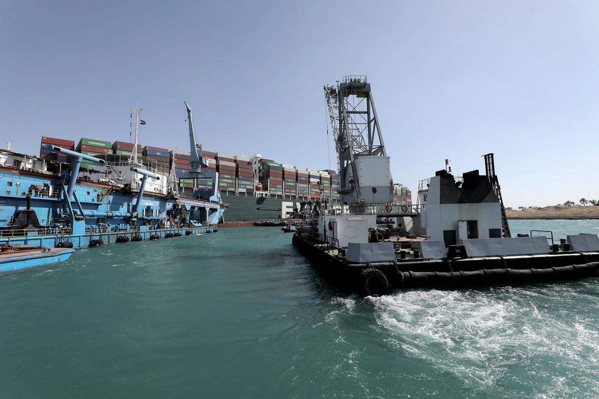 El Canal de Suez desencalla el atasco y pedirá 850 millones de euros como indemnización
