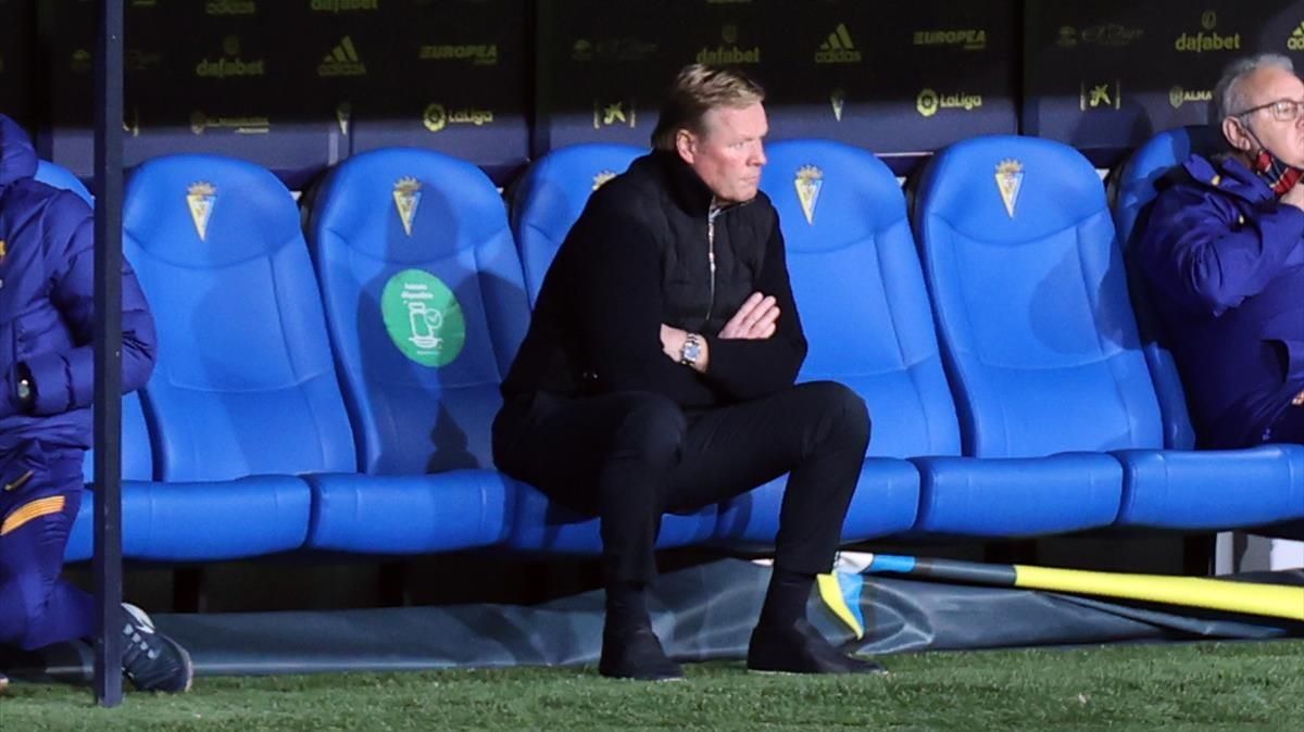 Koeman, en el banquillo del Carranza. Koeman, en el banquillo del Carranza.