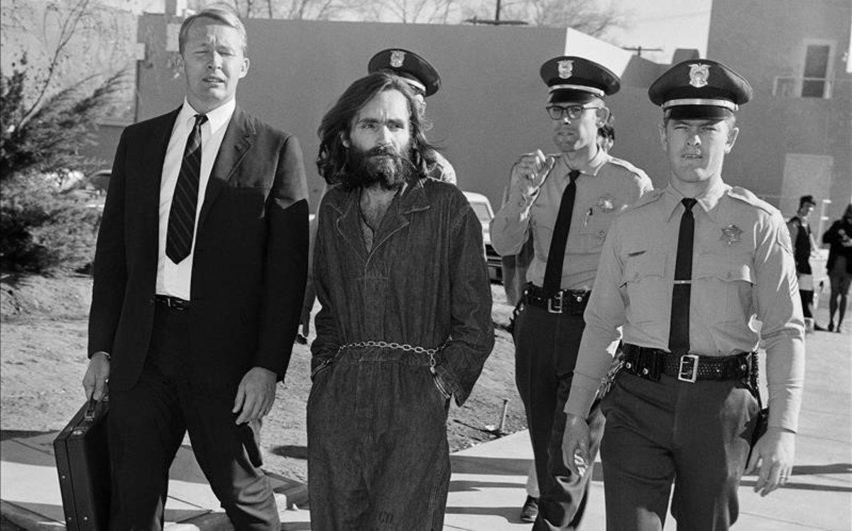 Charles Manson, bajo custodia policia, es conducido ante la corte el 3 de diciembre de 1969.