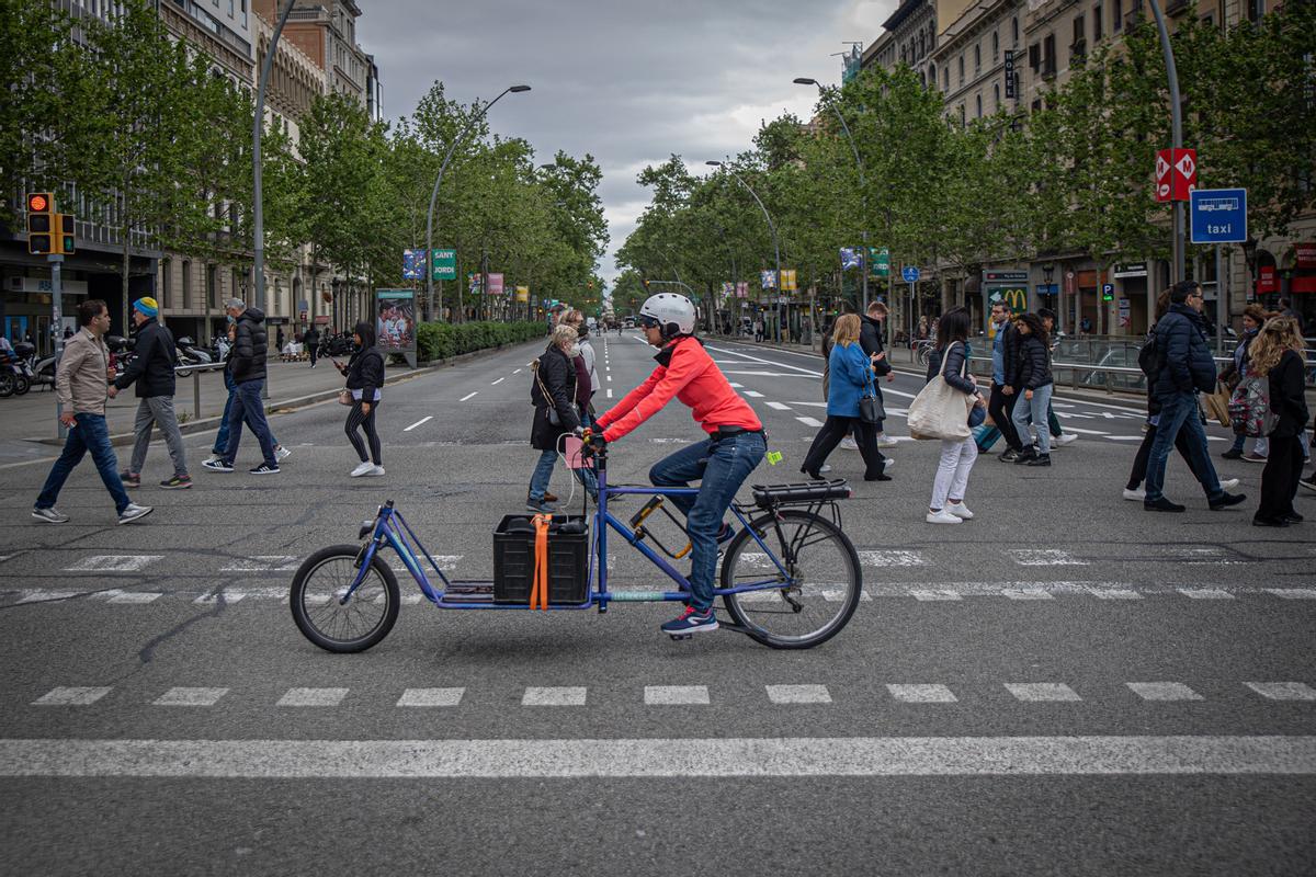 Una bici de carga, en la Gran Via de Barcelona