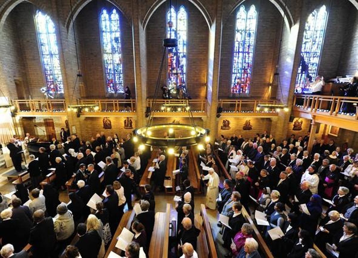 Benedict XVI, en el centro de la imagen, llega al Saint Mary’s University College Chapel de Londres, hoy. Benedict XVI, en el centro de la imagen, llega al Saint Mary’s University College Chapel de Londres, hoy.