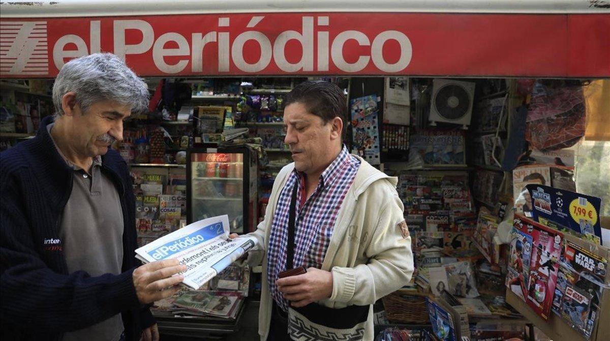 Un quiosco de Barcelona con lectores de ’El Periódico’.