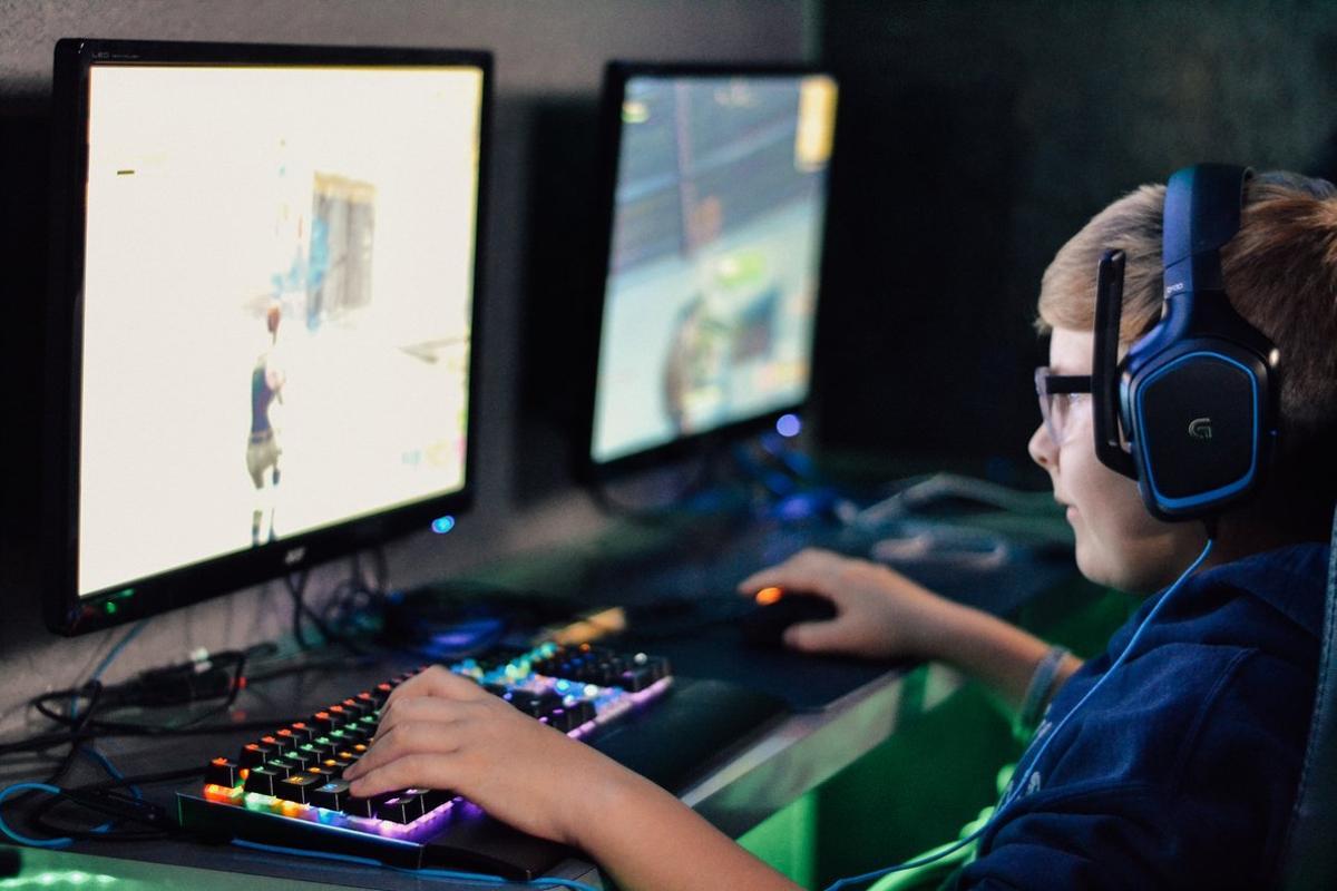 Un niño juega al Fortnite, videojuego desarrollado por Epic Games