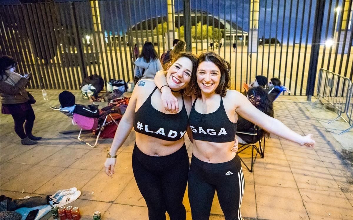 Dos fans de Lady Gaga, en las puertas del Palau Sant Jordi este sábado haciendo cola para ser de las primeras en entrar al concierto. Dos fans de Lady Gaga, en las puertas del Palau Sant Jordi este sábado haciendo cola para ser de las primeras en entrar al concierto.