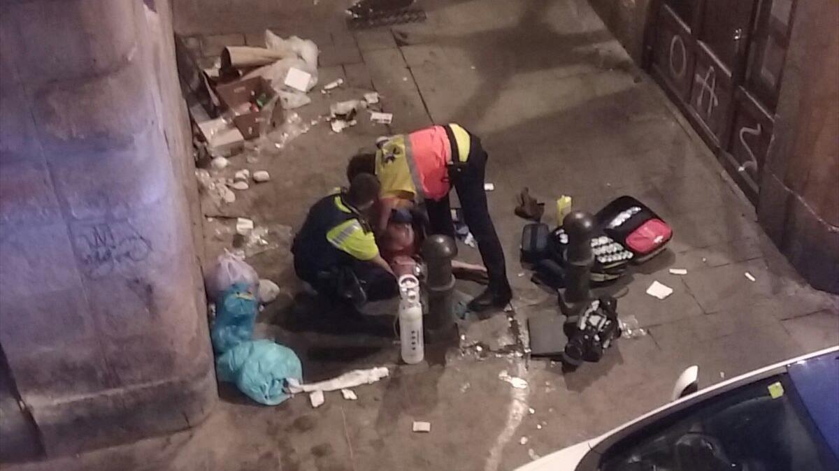 Efectivos atienden a un drogodependiente en la calle de En Roig. Fotografía facilitada por vecinos de la calle.