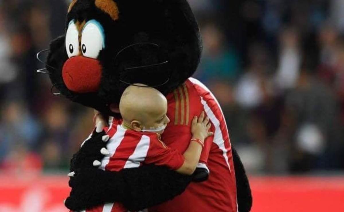 El pequeño Bradley Lowery abraza a la mascota del Sunderland en los prolegómenos del partido ante el Everton. El pequeño Bradley Lowery abraza a la mascota del Sunderland en los prolegómenos del partido ante el Everton.
