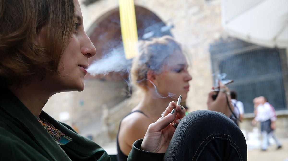 Unas jóvenes fuman tabaco de liar, en una imagen de archivo. Unas jóvenes fuman tabaco de liar, en una imagen de archivo.