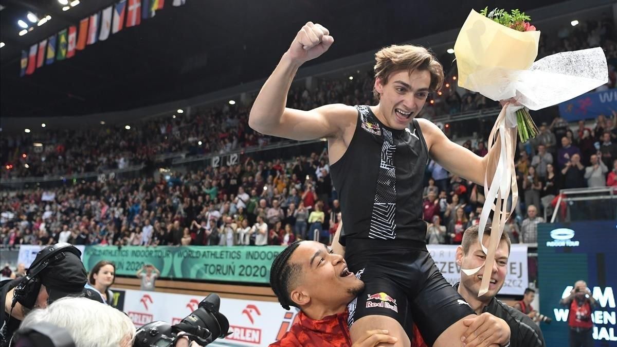 Armand Duplantis, llevado en volandas tras saltar 6,17 metros en Torun. Armand Duplantis, llevado en volandas tras saltar 6,17 metros en Torun.