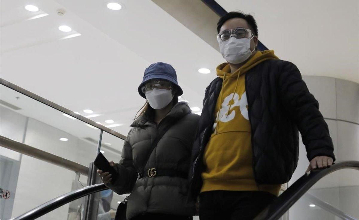 Una pareja con mascarillas para protegerse del coronavirus en Beijing, China. Una pareja con mascarillas para protegerse del coronavirus en Beijing, China.