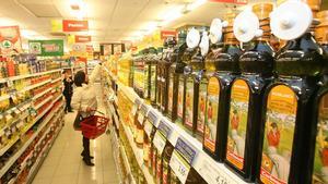 Limitan la compra de botellas de aceite de girasol en los principales supermercados.