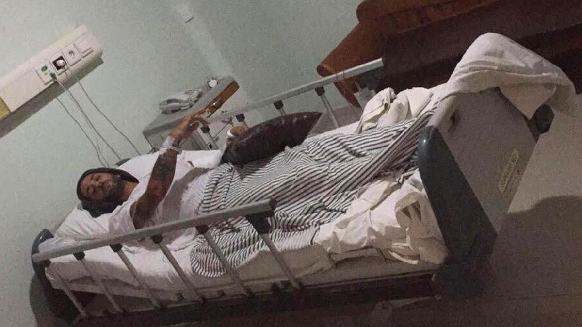 Carlos Baules en la cama de su habitación en el hospital Shangla de Bali.