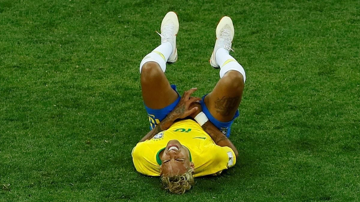 Neymar se lamenta de una falta recibida de Suiza. Neymar se lamenta de una falta recibida de Suiza.