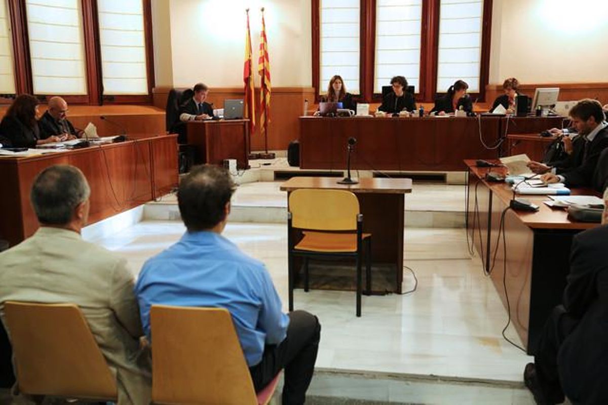 Los acusados por la trama de corrupción policial y de prostitución del Saratoga y el Riviera (en las dos primeras filas) durante el juicio en la Audiencia, el pasado lunes. Los acusados por la trama de corrupción policial y de prostitución del Saratoga y el Riviera (en las dos primeras filas) durante el juicio en la Audiencia, el pasado lunes.