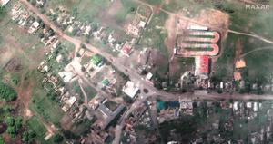 Imagen de satélite de la ciudad ucraniana de Limán, Ucrania, que muestra edificios destruidos y tanques en las calzadas.