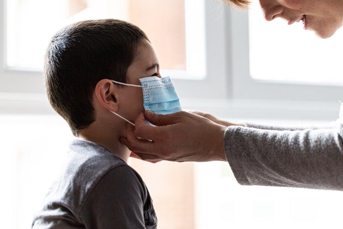 Una madre coloca a su hijo una mascarilla un dÃa después de que el presidente del Gobierno, Pedro Sánchez, haya confirmado en una rueda de prensa que los niños podrán salir a la calle con condiciones a partir del 27 de abril, en Vitoria/Euskadi (España) a 19 de abril de 2020. Una madre coloca a su hijo una mascarilla un dÃa después de que el presidente del Gobierno, Pedro Sánchez, haya confirmado en una rueda de prensa que los niños podrán salir a la calle con condiciones a partir del 27 de abril, en Vitoria/Euskadi (España) a 19 de abril de 2020.