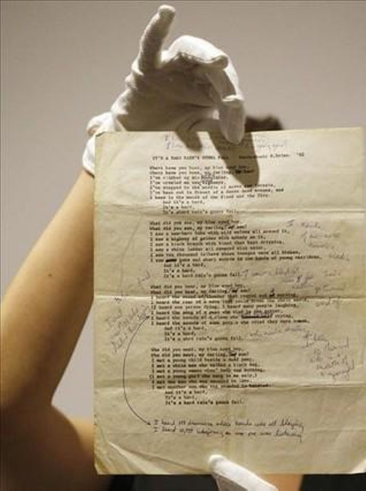 Un empleado de Sotheby’s muestra el manuscrito de ’A hard rain’s a-gonna fall’ de Bob Dylan. Un empleado de Sotheby’s muestra el manuscrito de ’A hard rain’s a-gonna fall’ de Bob Dylan.