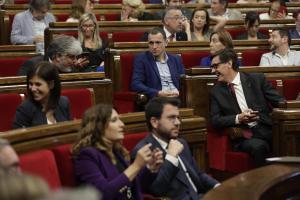 Salvador Illa y Albert Batet, conversando en el hemiciclo del Parlament justo detrás del ’president’ Pere Aragonès
