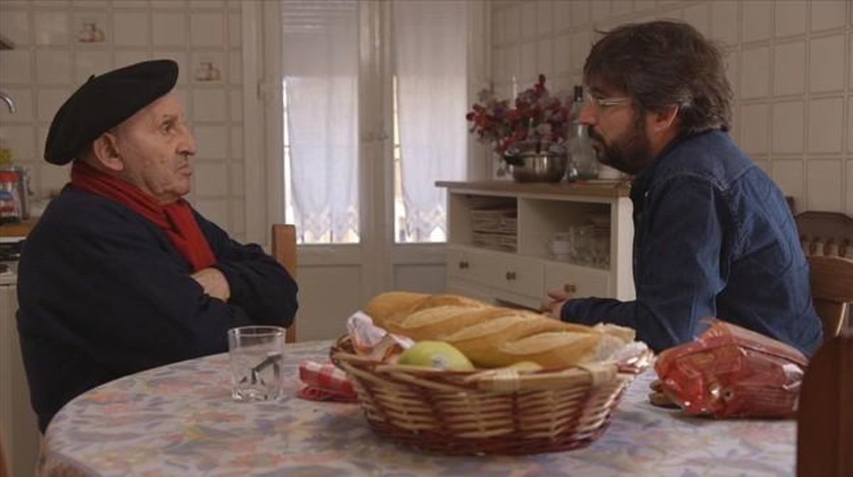 Jordi Évole, en ’Salvados’, con Lucio Urtubia. Jordi Évole, en ’Salvados’, con Lucio Urtubia.