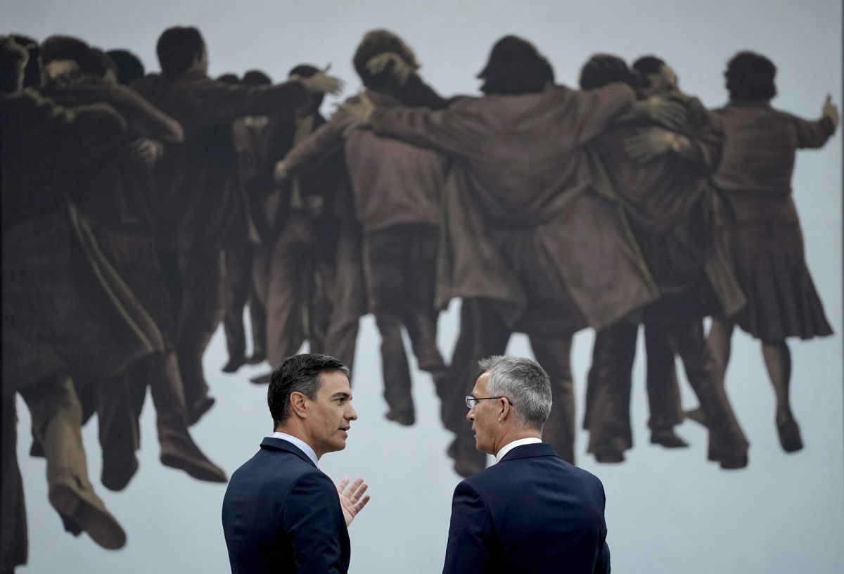 Pedro Sánchez y el secretario general de la OTAN, Jens Stoltenberg, ante el cuadro ’El abrazo’ de Juan Genovés, en la Sala de Delegados de la cumbre de la Alianza en Madrid. Pedro Sánchez y el secretario general de la OTAN, Jens Stoltenberg, ante el cuadro ’El abrazo’ de Juan Genovés, en la Sala de Delegados de la cumbre de la Alianza en Madrid.