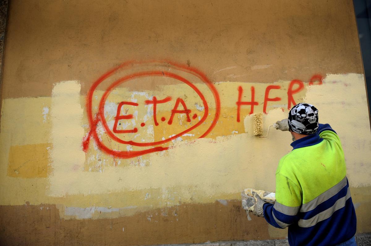 Imagen de archivo de un operario que borra un grafiti sobre ETA, en Guernica (Vizcaya).