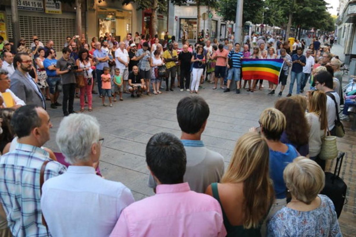 Un centenar de personas concentradas en Mataró para rechazar la homofobia, en una imagen de archivo Un centenar de personas concentradas en Mataró para rechazar la homofobia, en una imagen de archivo