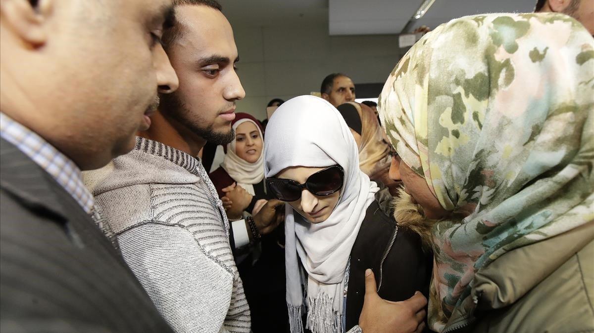 Shaima Swileh, la mujer yemení madre de un niño enfermo, aterriza en el aeropuerto de San Francisco (EEUU).