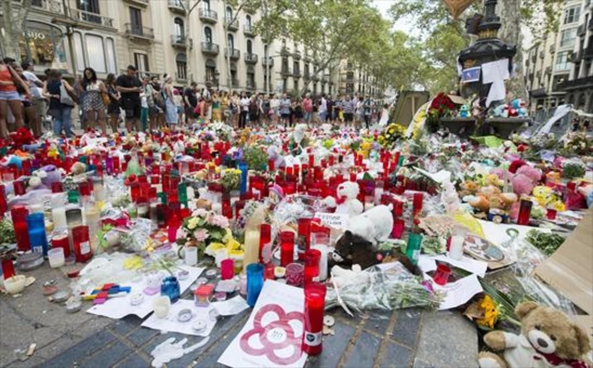 Velas y mensajes en recuerdo de las víctimas del 17-A en la Rambla. Velas y mensajes en recuerdo de las víctimas del 17-A en la Rambla.