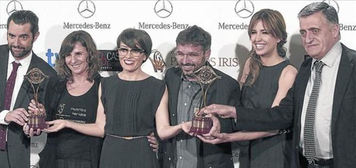 Profesionales de los programas ’El intermedio’ y ’Salvados’, tras recibir los premios Iris, el pasado martes. Profesionales de los programas ’El intermedio’ y ’Salvados’, tras recibir los premios Iris, el pasado martes.
