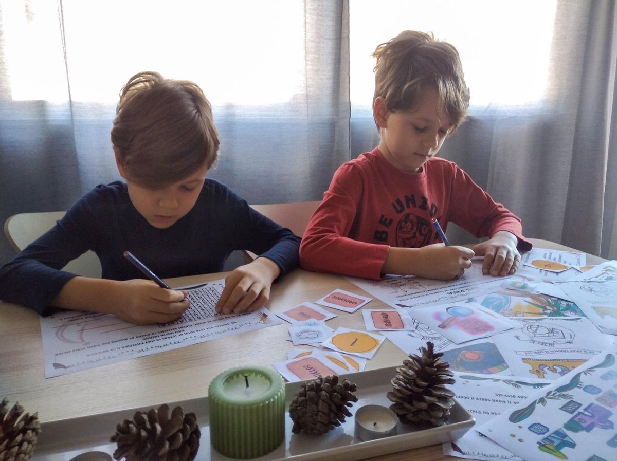 Dos niños juegan a ’Una increíble aventura con los Reyes Magos’. Dos niños juegan a ’Una increíble aventura con los Reyes Magos’.