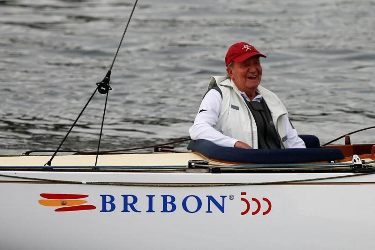 El rey Juan Carlos, en el ’Bribón’ durante su regata en Sanxenxo (Pontevedra), el pasado 21 de mayo de 2022.