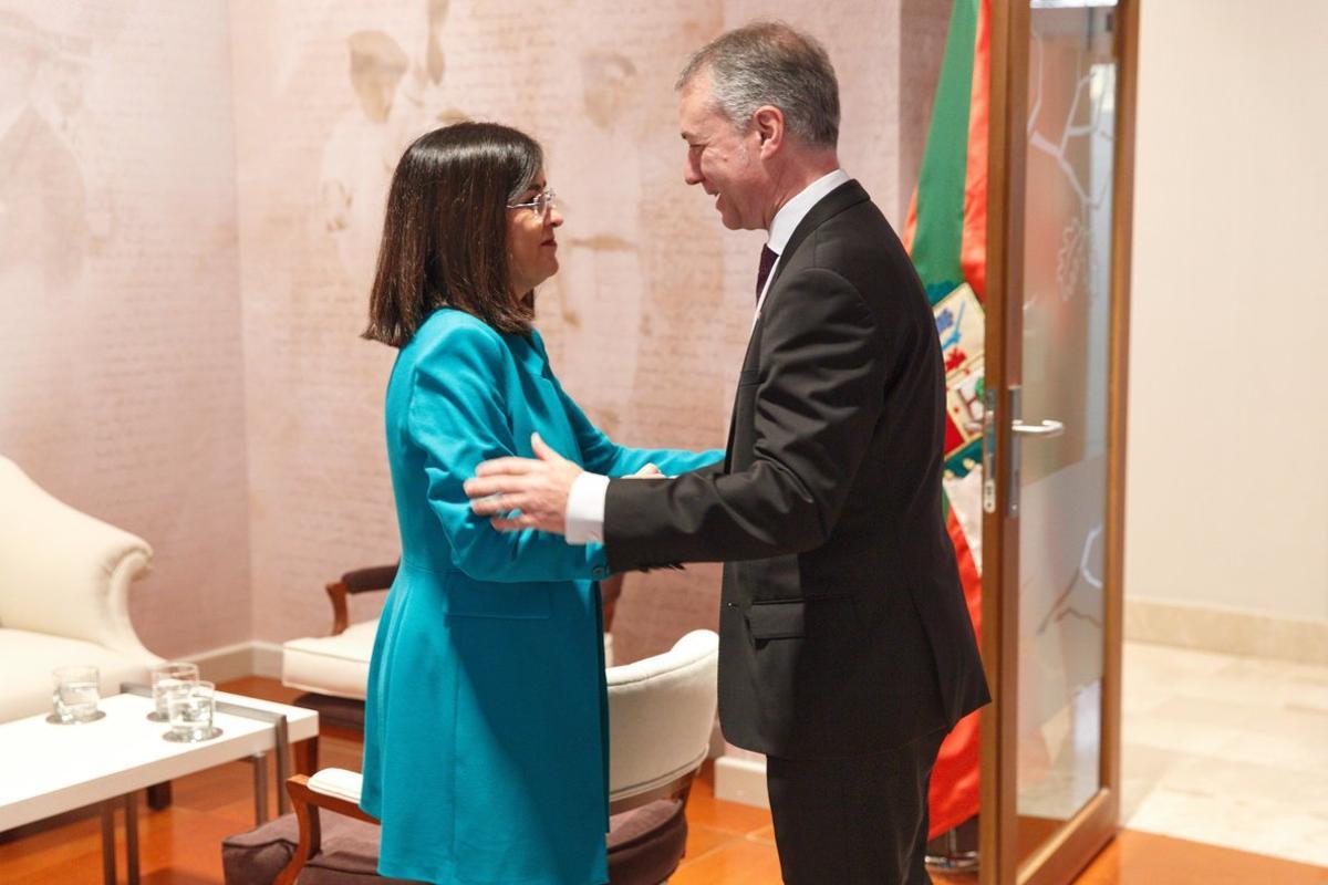 La ministra de Política Territorial, Carolina Darias, con el lendakari Íñigo Urkullu tras una reunión sobre el traspaso de competencias.