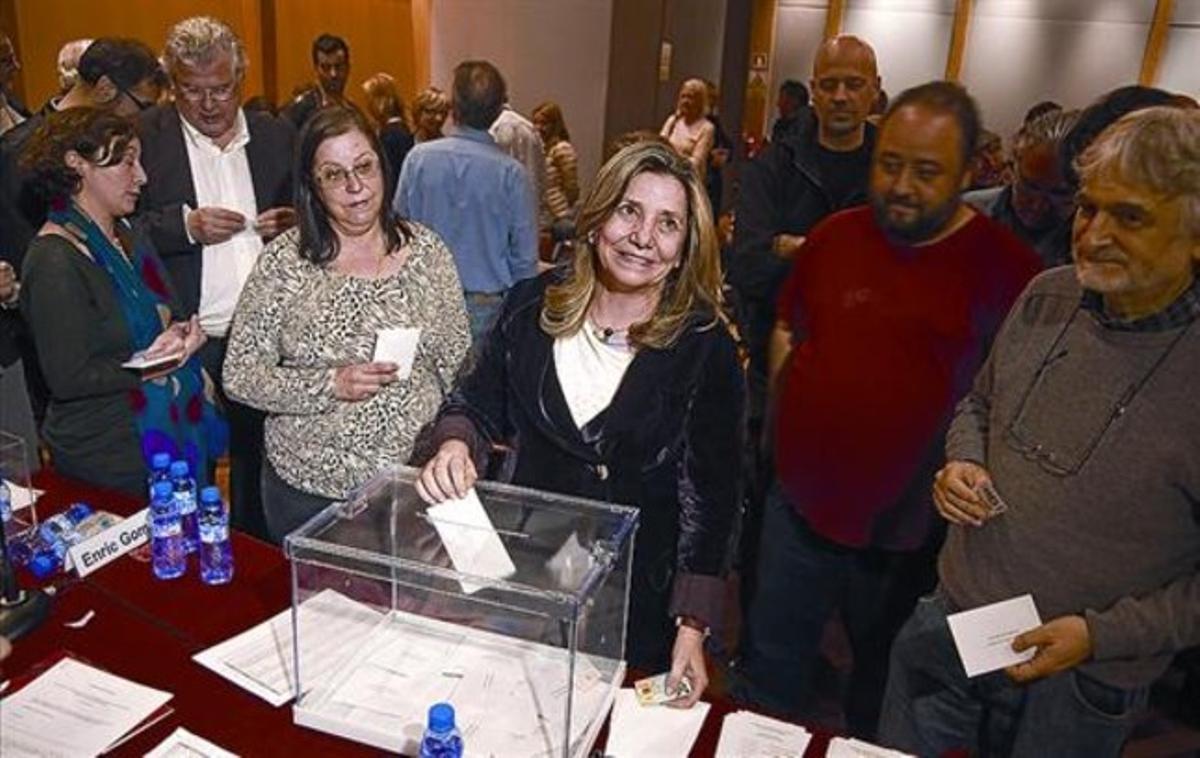 Isona Passola, ayer en la sede de la SGAE, depositando el voto en la urna.