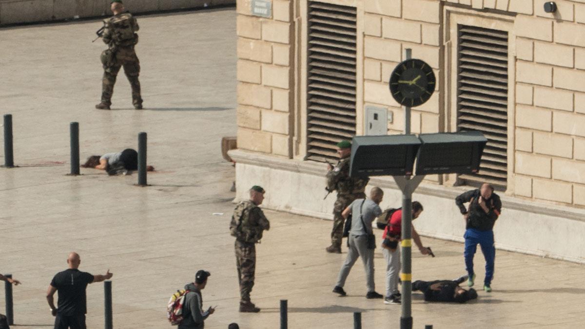 Mata a cullichadas a dos personas en Marsella antes de ser abatido.