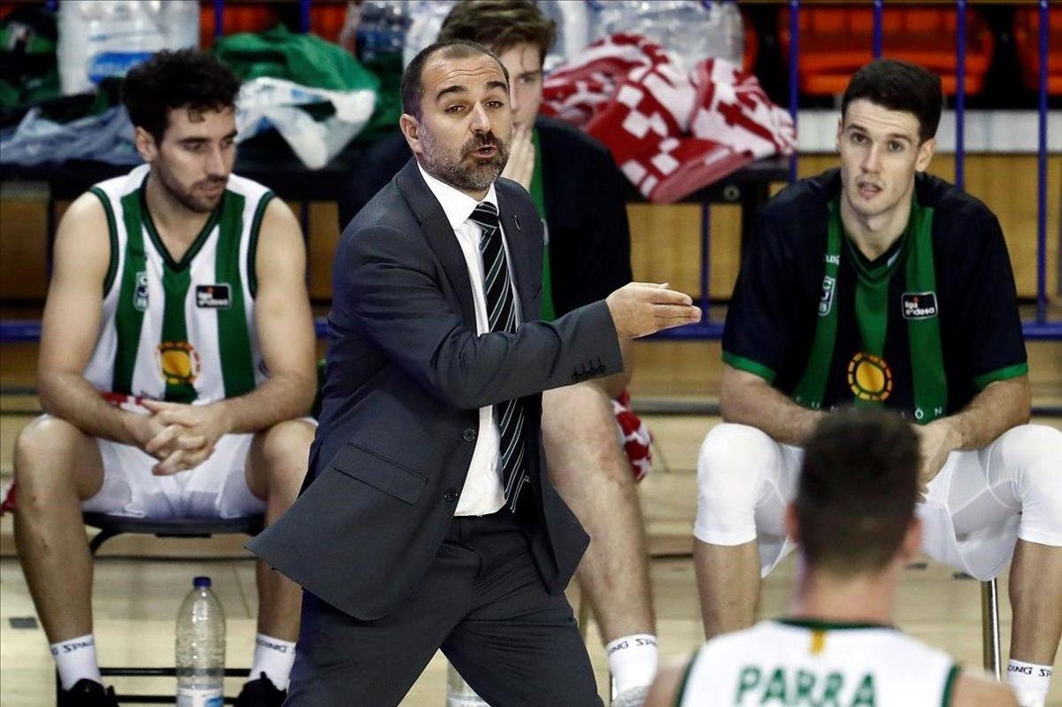 El técnico del Joventut, Carles Duran, da instrucciones en un reciente encuentro El técnico del Joventut, Carles Duran, da instrucciones en un reciente encuentro