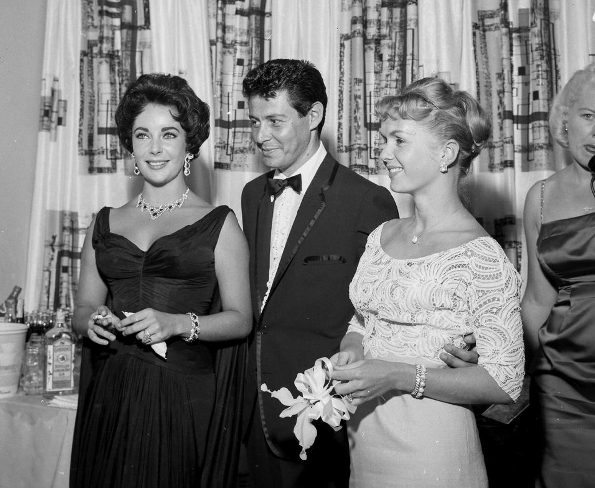  Debbie Reynolds junto a su marido Eddie Fisher y Liz Taylor, en junio de 1958.