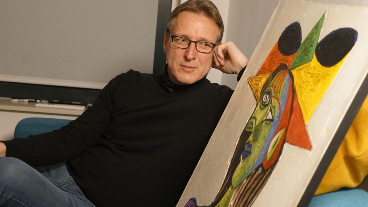 Arthur Brand posa junto a un ’picasso’ robado Arthur Brand posa junto a un ’picasso’ robado
