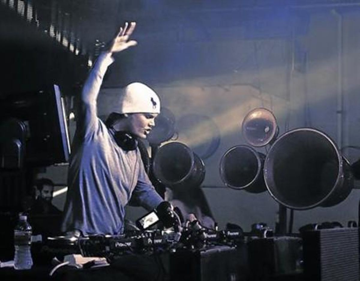 Tim Bergling, dándolo todo en una de sus apariciones en escena, siempre masivas. Tim Bergling, dándolo todo en una de sus apariciones en escena, siempre masivas.