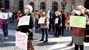 Protesta pels trasllats d’avis amb Covid entre residències a Catalunya