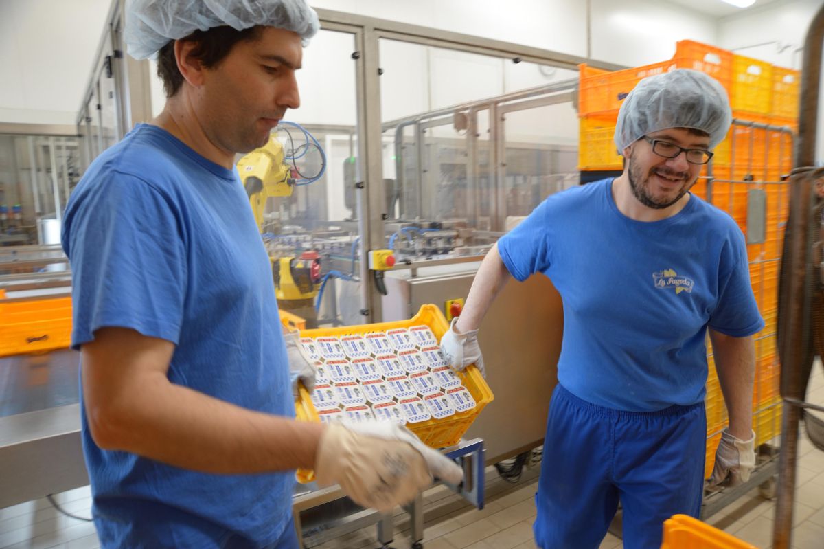 Dos trabajadores en La Fageda Dos trabajadores en La Fageda