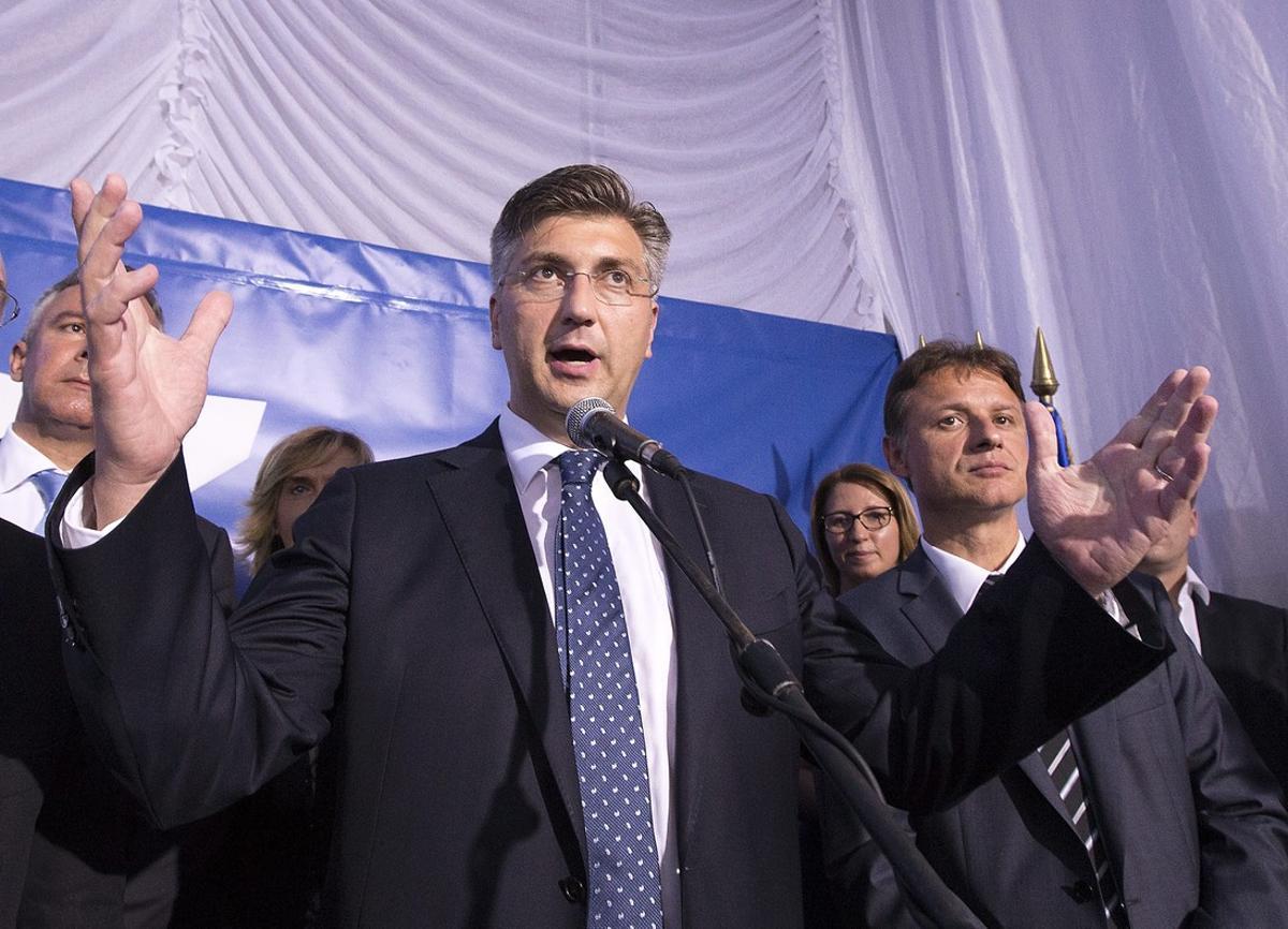 BAT05. Zagreb (Croatia), 11/09/2016.- Leader of the Croatian Democratic Union (HDZ) Andrej Plenkovic (C) celebrates his party’s victory in parliamentary elections in downtown Zagreb, Croatia, 11 September 2016. According to first projections, the HDZ won 62 seats in Croatia’s 151-seat parliament, defeating the 52 eats of Prime Minister Milanovic’s Social Democratic Party (SDP). (Croacia, Elecciones) EFE/EPA/ANTONIO BAT