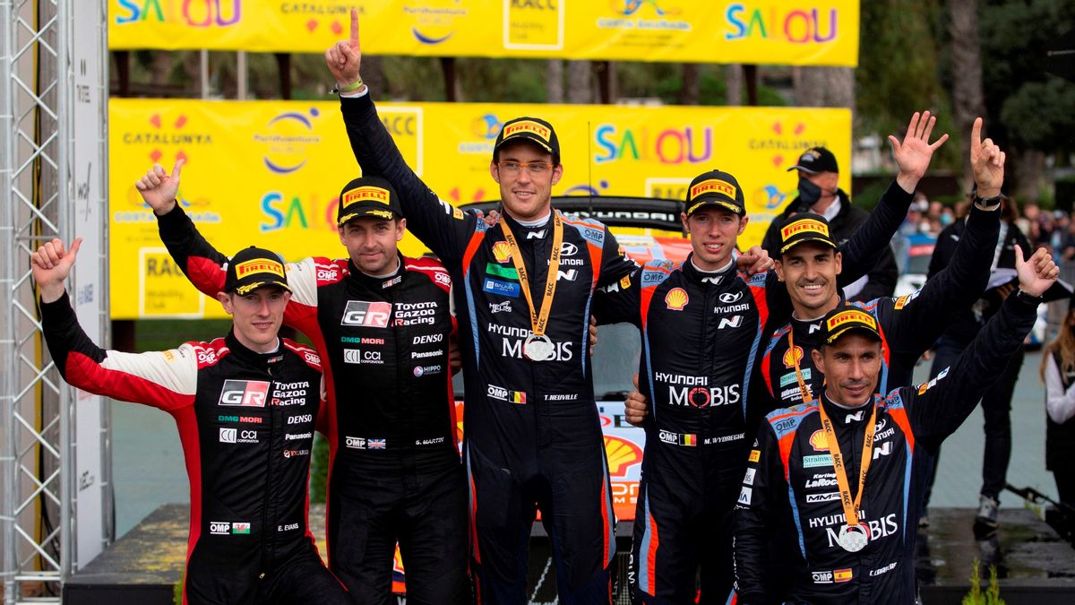 Neuville, Evans, Sordo y sus respectivos copilotos, en el podio de Salou. Neuville, Evans, Sordo y sus respectivos copilotos, en el podio de Salou.