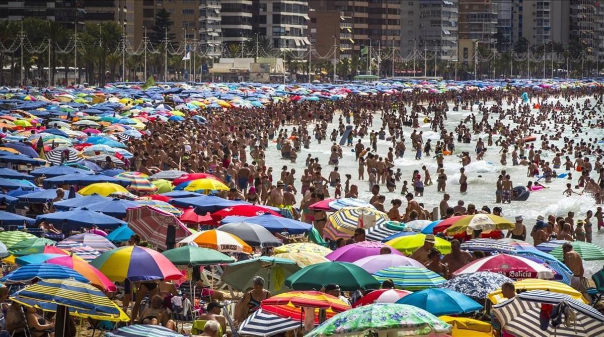 El sector turístico español es uno de los potencialmente más afectados por el ’brexit’. En la foto, una imagen de la playa de Benidorm, en Alicante. 