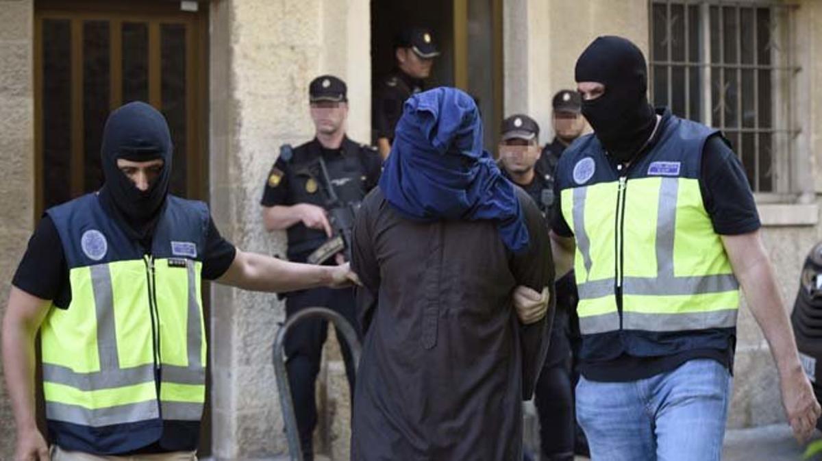 Seis personas integradas en una célula de la organización terrorista Dáesh han sido detenidas hoy.