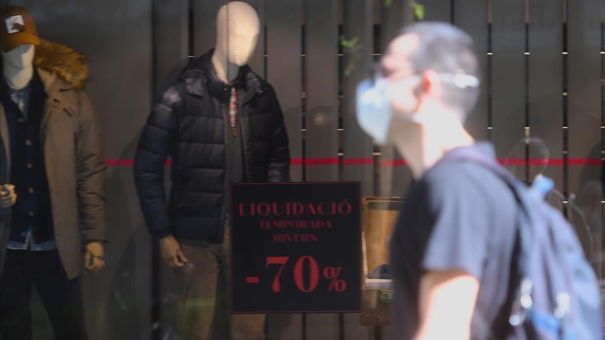 Algunas tiendas de moda del centro anunciaban ofertas en sus escaparates Algunas tiendas de moda del centro anunciaban ofertas en sus escaparates