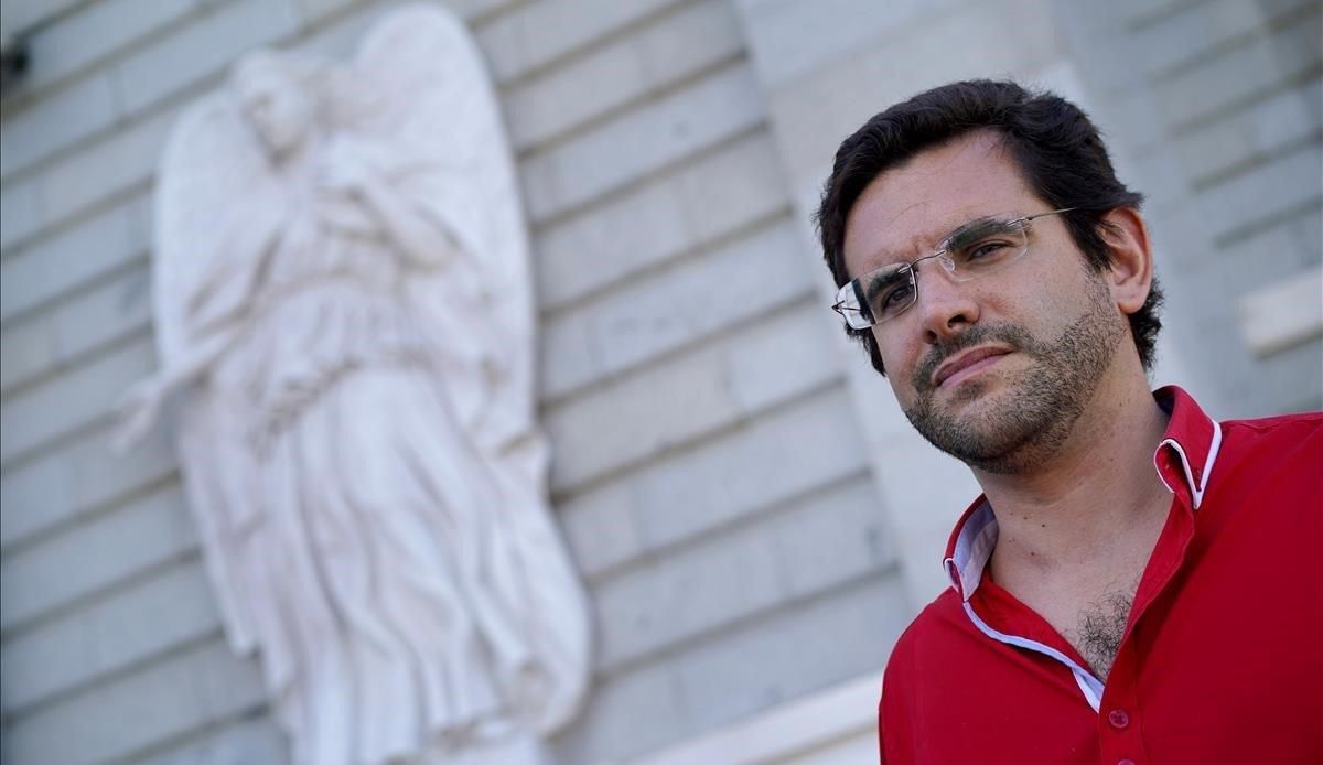 El abogado Eduardo Ranz, ha sido uno de los expertos que han asesorado al Gobierno en su política de Memoria Histórica. En la foto, junto a uno de los muros de la catedral de La Almudena, donde la familia Franco pretende que sea reinhumado el dictador si lo sacan del Valle de los Caídos. El abogado Eduardo Ranz, ha sido uno de los expertos que han asesorado al Gobierno en su política de Memoria Histórica. En la foto, junto a uno de los muros de la catedral de La Almudena, donde la familia Franco pretende que sea reinhumado el dictador si lo sacan del Valle de los Caídos.
