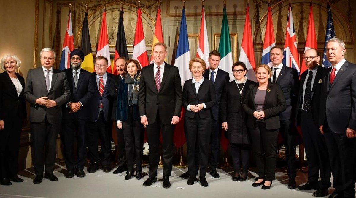 Ursula von der Leyen, ministra de Defensa de Alemania (centro), y Patrick Shanahan, secretario de Defensa de EEUU, posan junto a sus homólogos de los países participantes en la Conferencia de Seguridad de Múnich, el 15 de febrero del 2019.