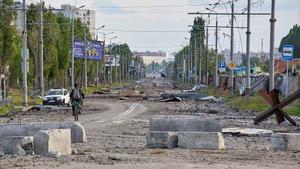Destrucción en calles a las afueras de Járkov, Ucrania.